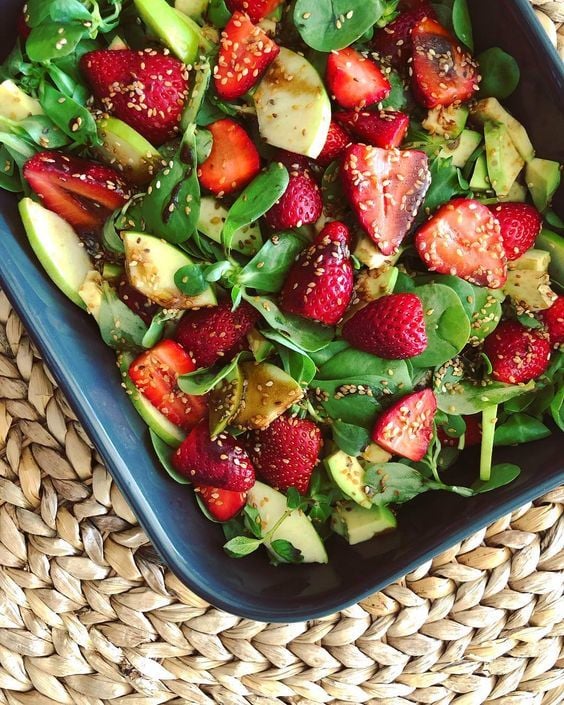 Çilek, Lor Peynirli ve Zeytinyağı ile Semizotu Salatası